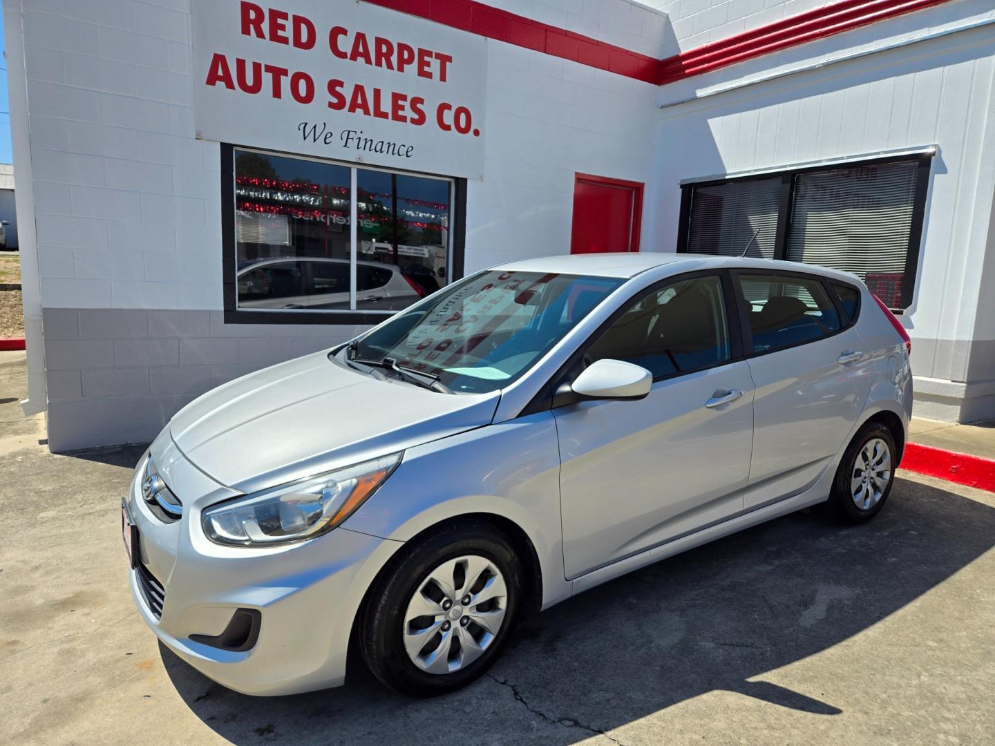 2017 SILVER Hyundai Accent SE 5-Door 6A (KMHCT5AE6HU) with an 1.6L L4 DOHC 16V engine, 6A transmission, located at 503 West Court, Seguin, TX, 78155, (830) 379-3373, 29.568621, -97.969803 - Photo#0